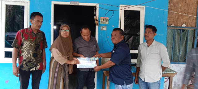 KEPALA DESA BUNTU MARAJA MEMBERIKAN BANTUAN KEPADA WARGA KORBAN KEBAKARAN